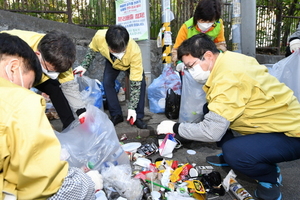[NSP PHOTO]염태영 수원시장, 무단투기 쓰레기 직접 현장점검