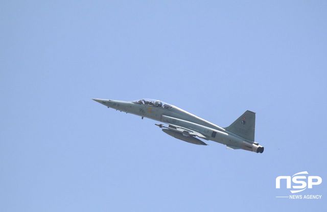 NSP통신-수원10전투비행장에서 이륙한 F-5 전투기가 비행하고 있다. (조현철 기자)