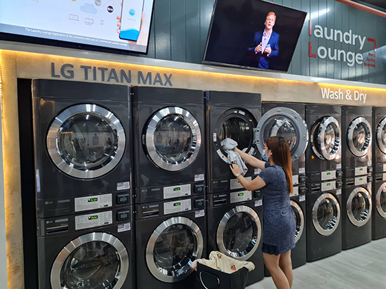 NSP통신-LG전자가 최근 오픈한 필리핀 마닐라 소재 스마트 론드리 라운지(Smart Laundry Lounge)에 상업용 세탁기·건조기를 공급했다. 고객이 스마트 론드리 라운지에서 LG 상업용 건조기를 사용하고 있다. (LG전자)
