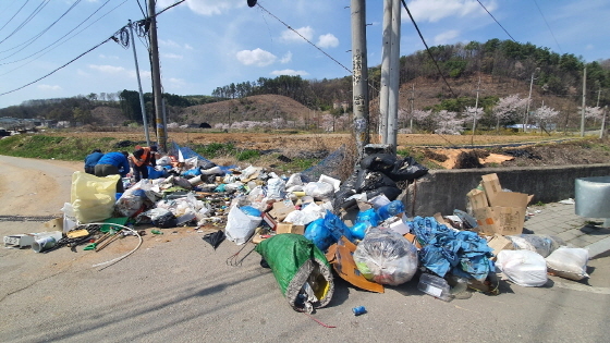 NSP통신-용인시 관계자들이 처인구 이동읍 소재 쓰레기 불법 투기 장소를 대청소하고 있다. (용인시)