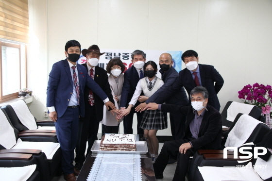 NSP통신-20일 오전 10시 화성시 정남면에 위치한 정남중학교 교장실에서 개교 60주년을 기념하는 기념 떡 커팅 식을 가졌다. 사진 왼쪽부터 정양섭 총동문회 사무총장, 최인갑 선생, 강성란 교장, 최계운 총동문회장, 김민서 학생회장, 최학운 운영위원장, 김찬진 교감, 이용운 총동문회 부회장. (김종식 기자)