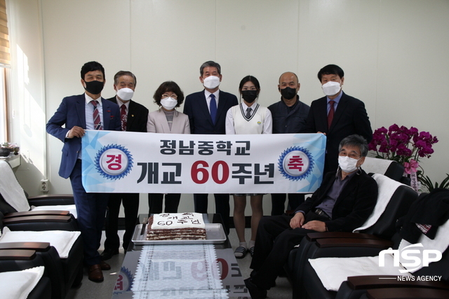 NSP통신-20일 오전 10시 화성시 정남면에 위치한 정남중학교 교장실에서 개교 60주년을 기념하는 기념 떡 커팅 식을 가졌다. 사진 왼쪽부터 정양섭 총동문회 사무총장, 최인갑 선생, 강성란 교장, 최계운 총동문회장, 김민서 학생회장, 최학운 운영위원장, 김찬진 교감, 이용운 총동문회 부회장. (김종식 기자)