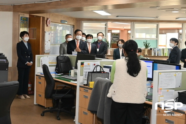 NSP통신-임종식 경상북도교육감이 장애인의 날을 맞아 구미 혜당학교를 방문해 교직원들을 격려하고 있다. (경상북도교육청)