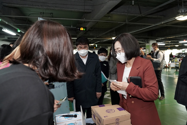 NSP통신-이마트와 분따(분당판교따라잡기 네이버 카페)에서 운영하는 기부마켓에서 은수미 성남시장이 물품을 구입하고 있다. (성남시)