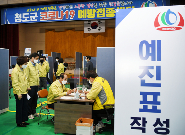 NSP통신-코로나19 백신 예방 접종을 앞두고 이승율 청도군수가 직접 현장을 둘러보며 점검하고 있다 (청도군)