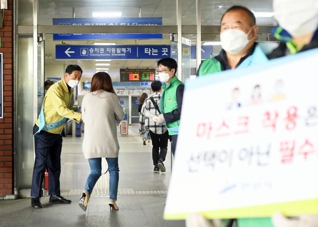 NSP통신-20일 안산시가 중앙역 앞 광장에서 코로나19 확산 방지를 위한 봄철 특별방역 캠페인을 펼쳤다. (안산시)