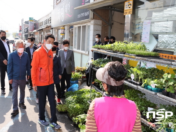 NSP통신-이강덕 포항시장은 21일 기계시장 5일장을 현장 방문해 서민경제와 민생 동향을 살피고 상인들과 적극 소통하는 시간을 가졌다. (포항시)