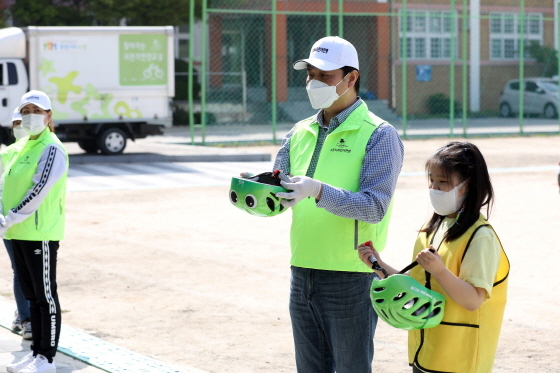 NSP통신-21일 조석환 수원시의회 의장(가운데)이 세류초등학교 학생들에게 찾아가는 자전거 안전교육을 하고 있다. (수원시의회)