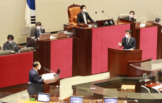 NSP통신-21일 김승원 국회의원(오른쪽)이 홍남기 국무총리 직무대행에게 질의를 하고 있다. (김승원의원실)