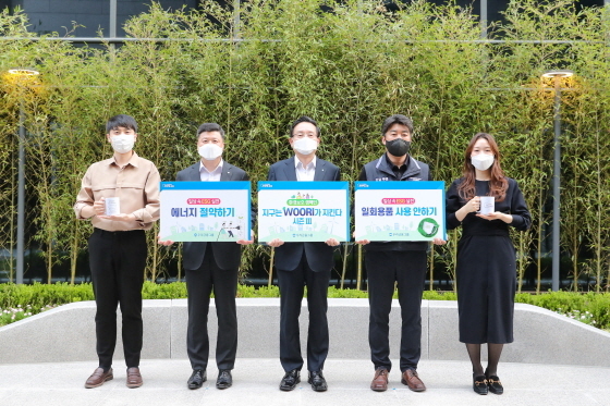 NSP통신-우리금융그룹은 22일 서울시 중구 소재 우리금융그룹 본사 우리숨터에서 지구는 WOORI가 지킨다 시즌Ⅲ 환경보호 캠페인 행사를 진행했다. 손태승 우리금융그룹 회장(가운데), 권광석 우리은행장(왼쪽 두번째), 박필준 노동조합위원장(왼쪽 네번째)이 행사 후 기념촬영을 하고 있다. (우리금융지주)