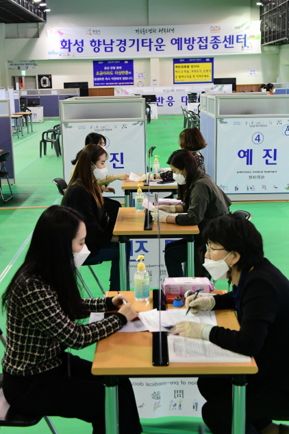 NSP통신-22일 향남읍 화성종합경기타운 2층에 마련된 예방접종센터에서 실제 예방접종상황을 가정한 예방접종 모의 훈련이 진행되고 있다. (화성시)