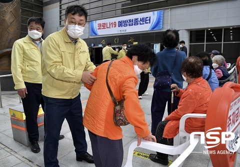 [NSP PHOTO]장수군, 75세 이상 코로나 백신 예방 접종 시작