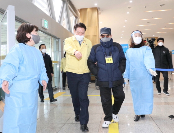 NSP통신-안양아트센터에 문을 연 지역예방접종센에서 최대호 안양시장(왼쪽 두번째)이 한 어르신이 불편함없이 접종받을 수 있도록 관계자들과 함께 안내하고 있다. (안양시)