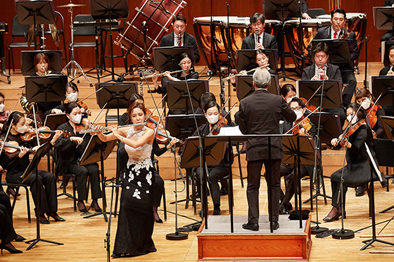 NSP통신-3월 30일 금난새의 지휘, 플룻 최나경의 협연으로 성남시립교향악단의 개막공연이 진행되고 있다 (한화)