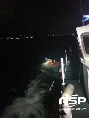 NSP통신-포항해경이 바다에 빠져 표류하던 A호 선원을 구조하고 있다. (포항해양경찰서)