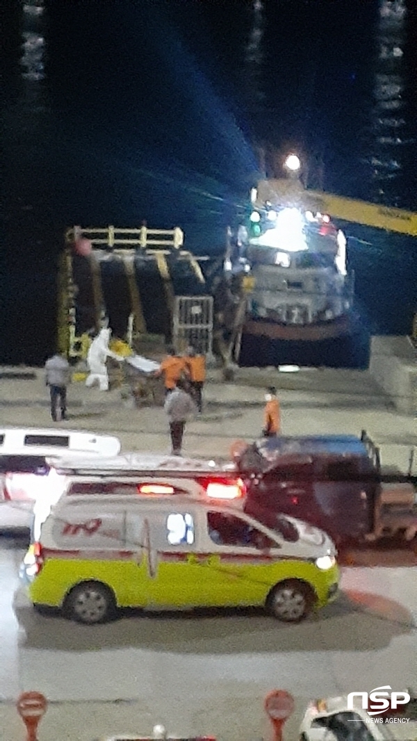 NSP통신-동해해경 울릉파출소 직원들이 지난21일 밤 바다에 빠진 익수자를 울릉의료원으로 이송 하고있다. (독자제공)
