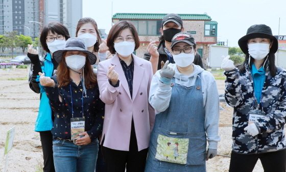 NSP통신-24일 공도읍에 개장한 도시농업 공공텃밭에서 김보라 안성시장(앞줄 왼쪽 두번째)이 텃밭을 분양받은 시민들과 기념촬영을 하고 있다. (안성시)