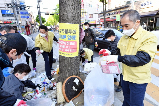 NSP통신-26일 조무영 수원시 제2부시장(오른쪽)이 반입기준에 미달돼 수거되지 않은 재활용 쓰레기를 분리하는 작업을 하고 있다. (수원시)