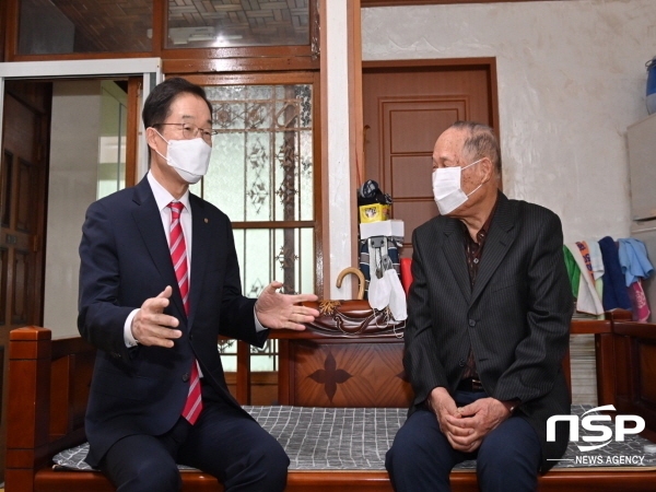 NSP통신-임종식 경상북도교육감은 일본이 고교 교과서 검정에서 독도 관련 영토주권침해 기술 및 부당한 독도 영유권을 주장하는 가운데, 독도의용수비대 정원도 대원(92세)을 방문해 면담했다. (경상북도교육청)