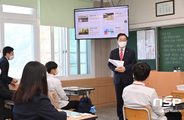 NSP통신-임종식 경상북도교육감은 27일 울릉초등학교와 울릉고등학교를 방문해 태블릿컴퓨터와 충전보관함을 전달하고, 스마트기기를 활용한 수업 시연회를 가졌다. (경상북도교육청)