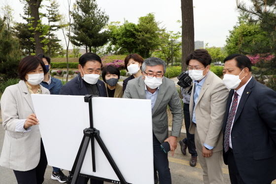 NSP통신-27일 수원시 대심도 대응 특별위원회 위원들이 현장 점검을 하고 있다. (수원시의회)