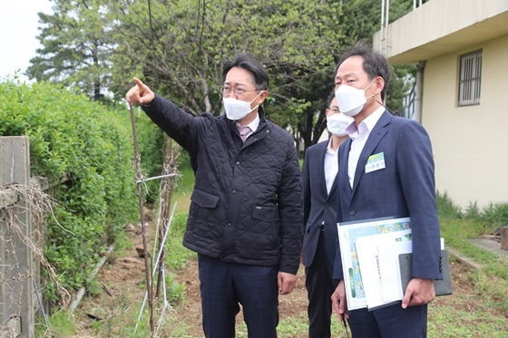 NSP통신-김현준 LH 사장이 광명시흥지구 현장을 점검하고 있다. (LH)