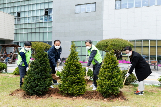 NSP통신-새마을금고 및 마포구 관계자들이 27일 마포중앙도서관에서 MG숲 조성 행사에 참여하고 있다. 사진 왼쪽부터 황국현 새마을금고중앙회 지도이사, 유동균 마포구청장, 박차훈 새마을금고중앙회장, 송경진 마포중앙도서관 관장. (새마을금고중앙회)