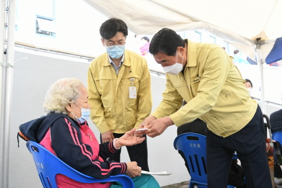 NSP통신-안산시 코로나19 예방접종센터에서 윤화섭 안산시장이 어르신과 대화를 나누고 있다. (안산시)