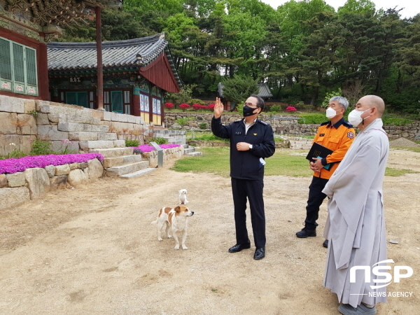 NSP통신-구미소방서는 28일 부처님 오신 날을 대비해 옥성면에 위치한 대둔사를 방문해 안전관리 강화를 위한 화재예방컨설팅을 실시했다. (구미소방서)