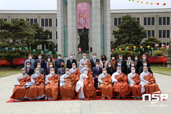 NSP통신-동국대학교 건학위원회 위원장 자승스님(앞줄 왼쪽에서 5번째)을 포함한 관계자들이 발족식 후 기념촬영을 하고 있다. (동국대 경주캠퍼스)