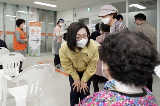 NSP통신-성남종합스포츠센터에 추가 설치된 코로나19 예방접종센터를 방문한 은수미 성남시장이 시민들과 대화를 나누고 있다. (성남시)