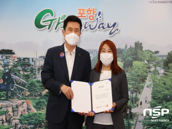NSP통신-포항시는 문화체육관광부와 한국관광공사가 주관하는 2021년 관광두레 사업에 최종 선정됐다고 29일 밝혔다. (왼)이강덕 포항시장과 (오른) 이나나 관광두레 PD (포항시)