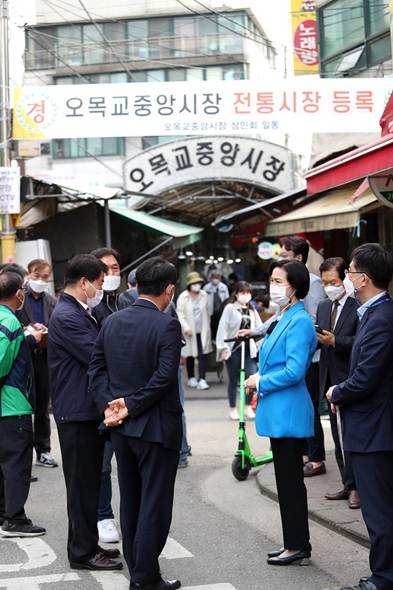 NSP통신-오목교 중앙시장 상인회 회장과 대화를 나누는 김수영 양천구청장 (양천구)