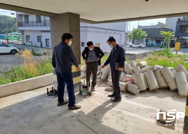 NSP통신-포항시는 지난 29일 양덕동 일대 지반 침하로 건축물 주변 지반이 내려앉고 건축물이 기울어진다는 일부 언론보도와 관련, 대상 건축물에 대해 긴급 안전점검을 실시했다. 현장 긴급안전점검 현장 사진 (포항시)