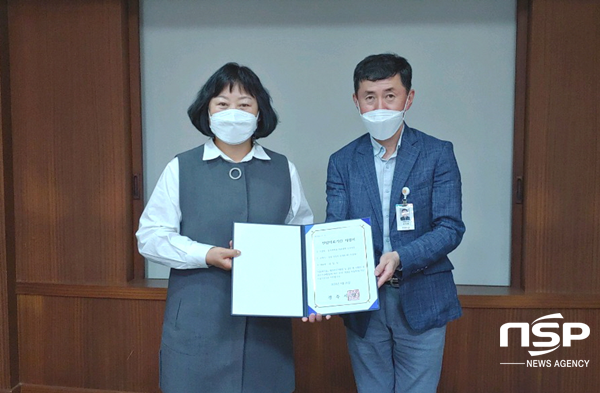 NSP통신-경주시가 동국대학교 경주병원에 아동학대 전담의료기관 지정서를 전달하고 있다. (경주시)