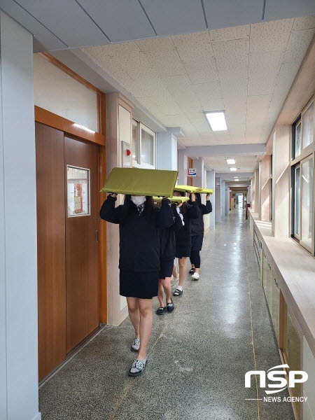 NSP통신-경상북도교육청은 오는 6일부터 7일까지 지진정보전달 시스템 설치 학교를 대상으로 실태조사를 한다. 2019년 경주여자정보고 지진대피훈련 모습 (경상북도교육청)