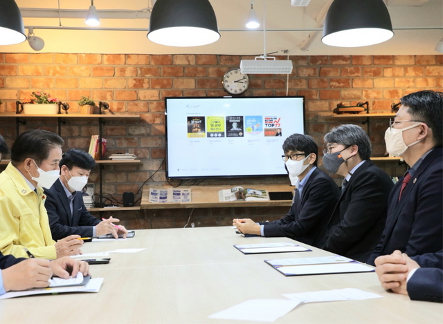 NSP통신-지난해 공유기업 1호로 선정된 VS커뮤니티의 도서관플러스 시연회가 최대호 시장(왼쪽 첫번째)과 관계자들이 참여한 가운데 진행되고 있다. (안양시)