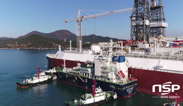 NSP통신-한국가스공사가 LNG운반선 시운전을 위한 세계 최초 STS LNG선적 실증 테스트를 진행하고 있다. (한국가스공사)