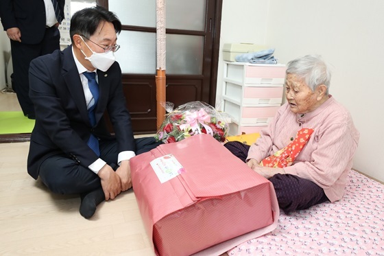 NSP통신-김현준 LH 사장이 어르신에게 기념품과 꽃바구니를 전달하고 있다. (LH)