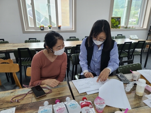 NSP통신-경상북도농업기술원은 강소농 영농 애로사항에 신속하게 대응하고 농가 경영개선을 효율적으로 지원하기 위한 2021년도 강소농 민간전문가 현장멘토링을 5월부터 실시한다. 전자상거래 컨설팅 모습 (경상북도)