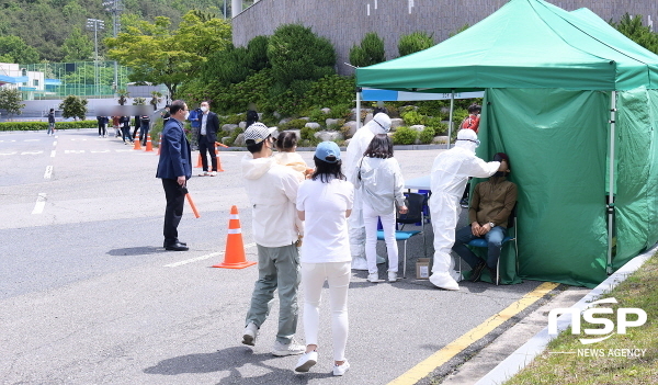 NSP통신-여수시가 진남경기장에 설치한 임시선별검사소를 찾은 시민들이 코로나19 검사를 받고 있다. (여수시)