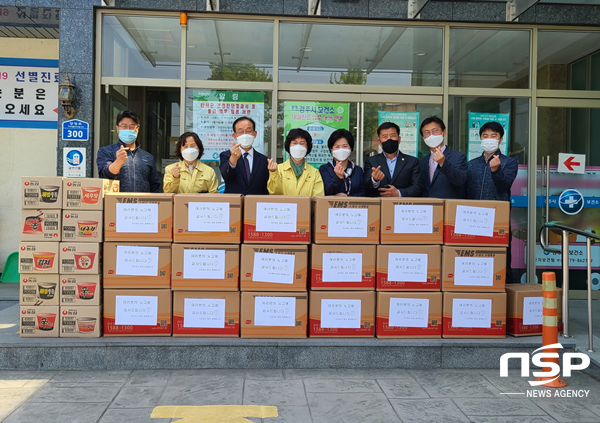 NSP통신-경주시립노인전문요양병원과 경주시의회 김수광 경제도시위원장이 지난 4월 시 보건소를 찾아 접종센터 근무자들을 격려하기 위한 물품을 전달하고 있다. (경주시)