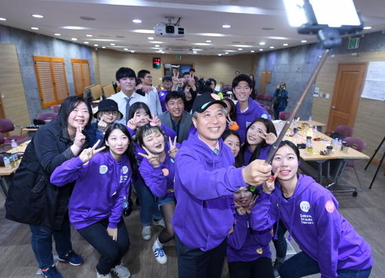 NSP통신-곽상욱 오산시장(오른쪽 두번째)이 청년들과 사진촬영을 하고 있다. (오산시)