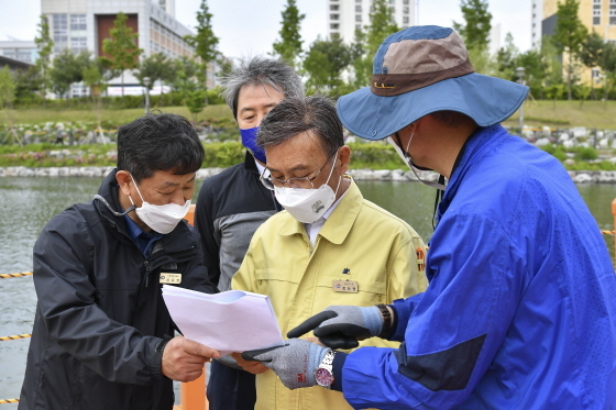 NSP통신-10일 정하영 김포시장이 금빛수로 수상레저시설을 찾아 수상레저기구와 보트하우스 등 현장점검을 하고 있다. (김포시)