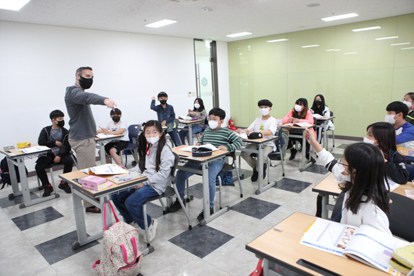 NSP통신-대구경북영어마을에서 원어민 강사가 교육을 진행하는 모습 (청도군)