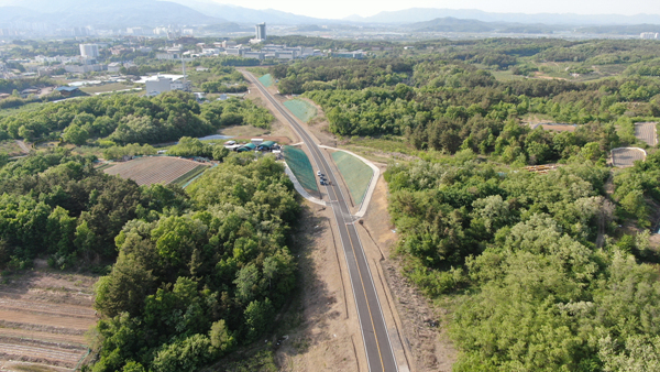 NSP통신-경산시 진량읍 대구대-평사리를 잇는 도로 확장 공사가 완료됐다. (경산시)