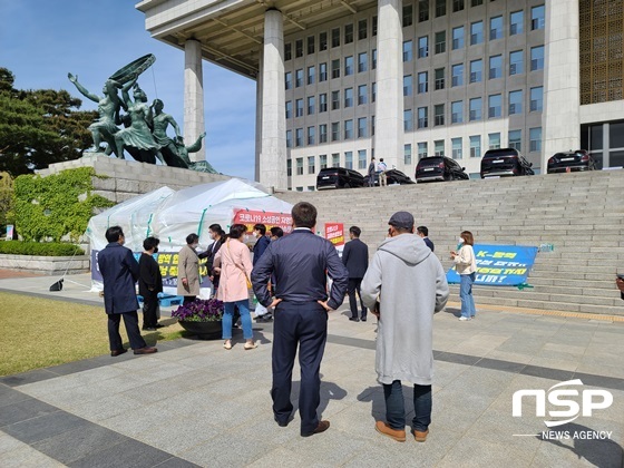 NSP통신-11일 오전 서울시 중구 거주 소상공인들 등 각 지역의 소상공인들이 지난 4월 12일부터 천막 농성 중인 최승재 의원을 격려하기 위해 국회 본청 앞 천막으로 모여들고 있다.