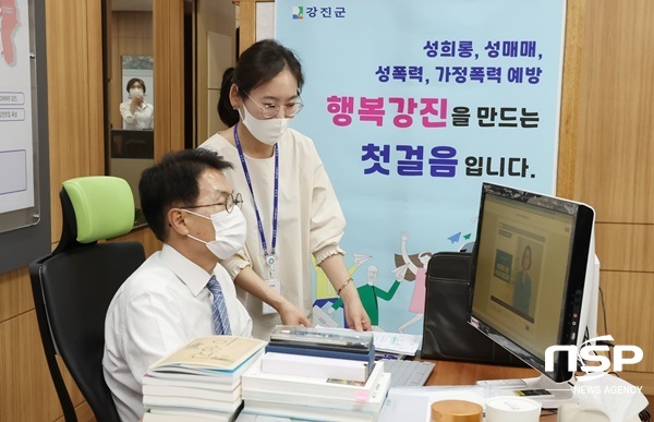NSP통신-이승옥 강진군수가 2021년 폭력예방 사이버교육 과정을 이수하고 있다. (강진군)