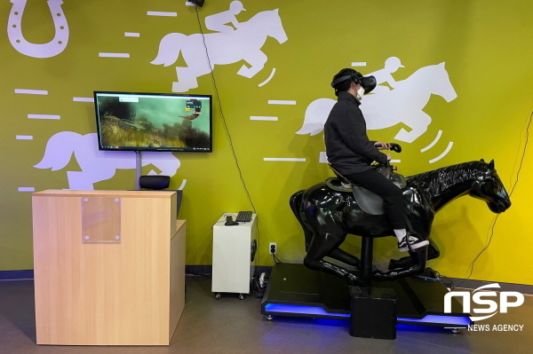 NSP통신-울진군은 가정의 달인 5월을 맞아 울진과학체험관에 가상현실(VR) 승마 및 굴착기 시뮬레이터 체험물 2종을 도입 운영한다. (울진군)