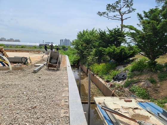 NSP통신-고양시 덕양구 대장동 개발제한구역 공사현장 구거부지 무단 점유 불법 축대 모습(약 1.5m 정도의 구거부지 무단 점유)